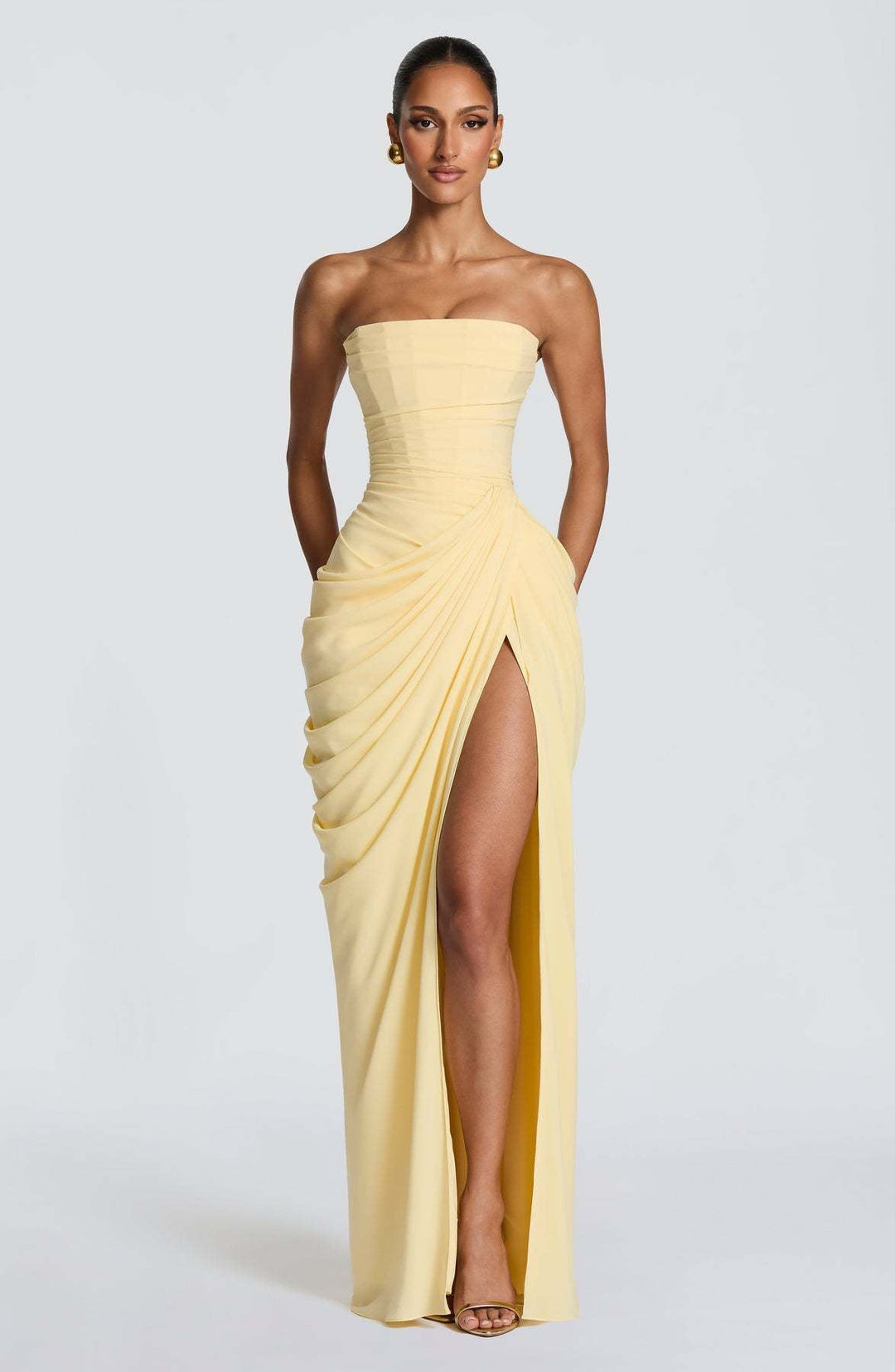 Damen Elegantes Trägerloses Abendkleid mit asymmetrischer Drapierung und hohem Beinschlitz Avellé