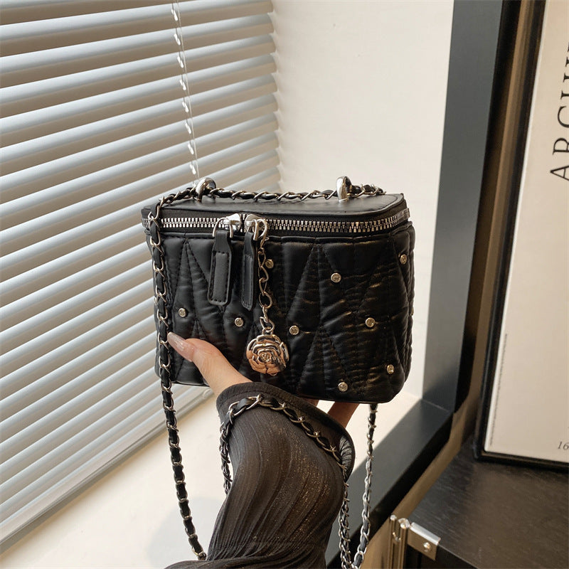 Damen Mini-Handtasche mit eleganter Steppung und Kettenanhänger Nord Taschen