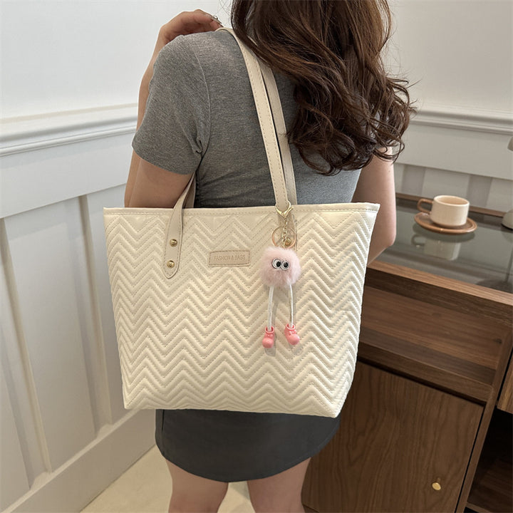 Damen Freizeit Tote-Bag mit strukturiertem Wellenmuster und charmantem Anhänger Nord Taschen