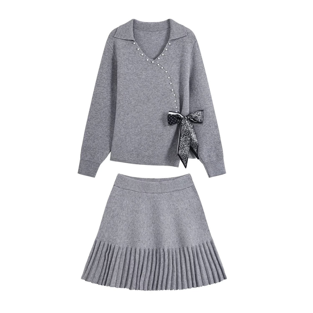 Damen Zweiteiliges Feinstrick-Set mit V‑Wickeloberteil, Perlenbesatz und plissiertem Midirock Nord Taschen