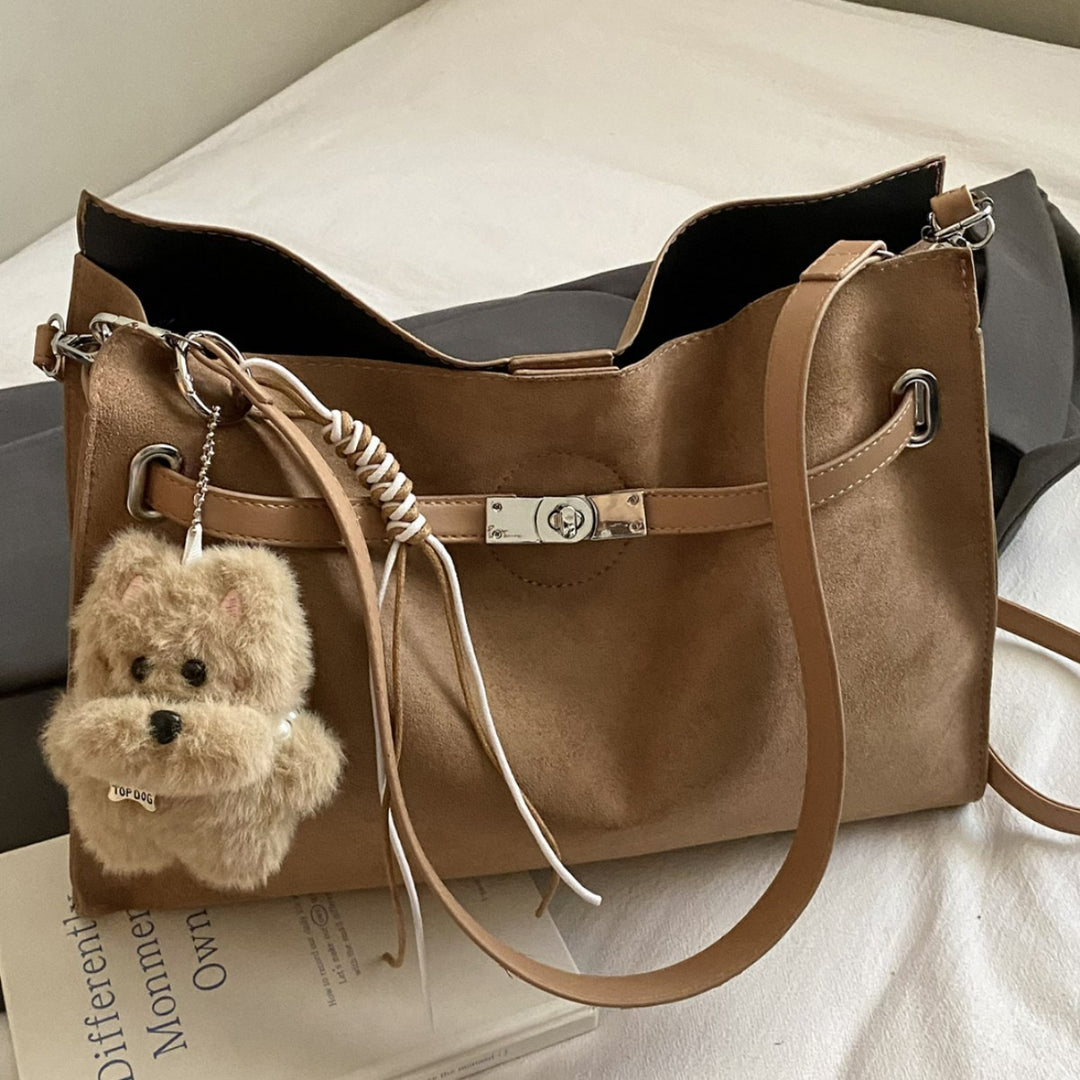 Damen Hobo Tasche aus hochwertigem Veloursleder mit verspieltem Anhänger Nord Taschen