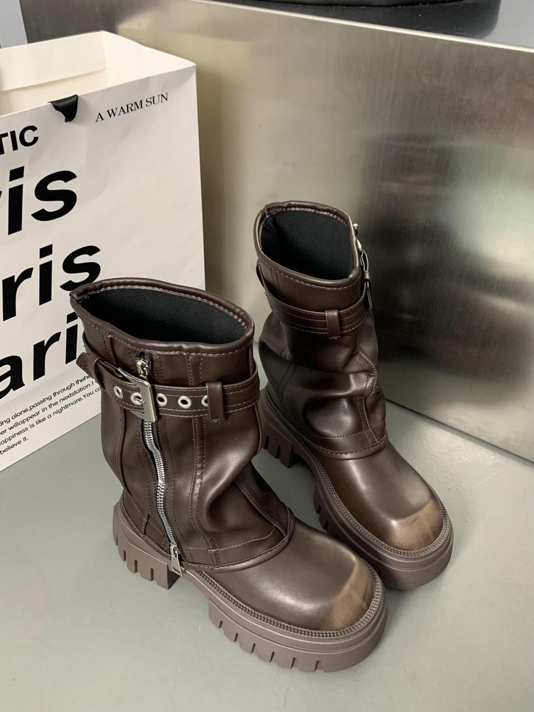 Damen Halbhohe Biker-Stiefel mit Reißverschluss, Schnallenriemen und grober Plateausohle Nord Taschen