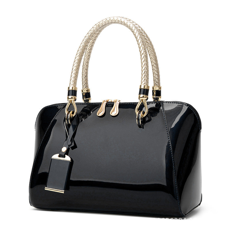 Damen Handtasche mit glänzender Lackoberfläche und geflochtenen Griffen Nord Taschen