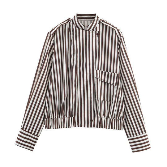 Damen Gestreifte Cropped‑Hemdblusen‑Jacke mit Stehkragen, asymmetrischer Klappentasche und elastischem Saum Nord Taschen