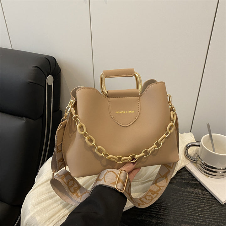 Damen stylische Handtasche mit Kettenakzenten Nord Taschen