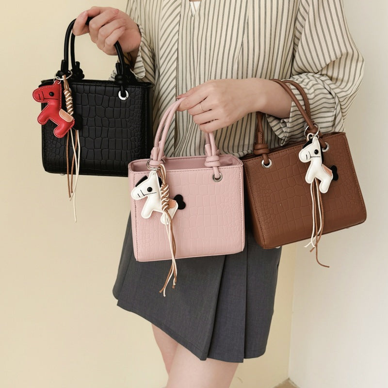 Damen Mini-Tasche mit tierischem Anhänger und modernem Krokodil-Look Nord Taschen