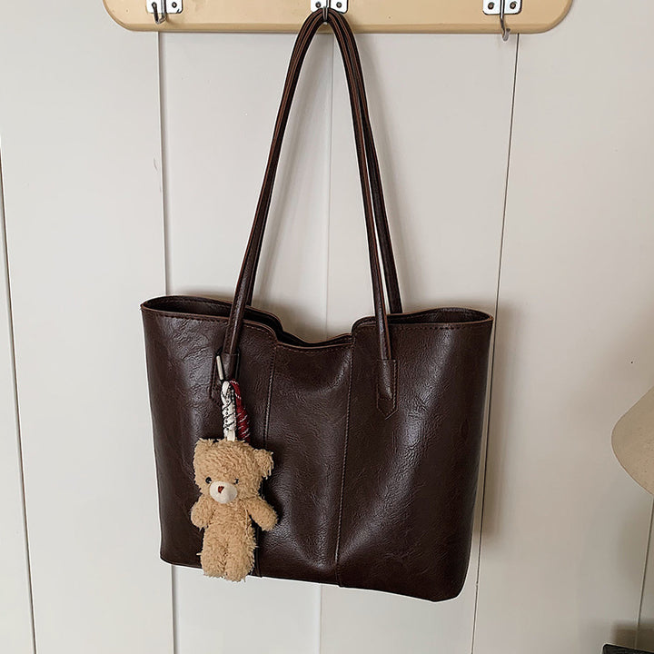 Damen Tasche mit eleganter Struktur und verspieltem Anhänger Nord Taschen