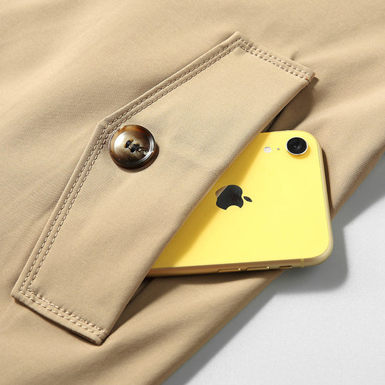 Herren Kurz-Trenchcoat im klassischen Stil mit karierter Innenfütterung, Schulterklappen und Pattentaschen Nord Taschen