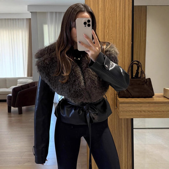 Damen Kurzjacke im Biker-Blouson-Stil aus Lederimitat mit voluminösem Kunstfell-Schalkragen und Taillengürtel Nord Taschen