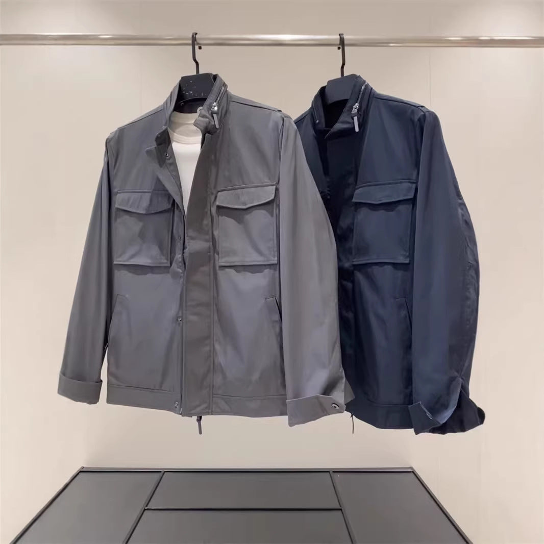 Herren Leichte Fieldjacke aus technischem Material mit aufgesetzten Pattentaschen und Stehkragen Nord Taschen