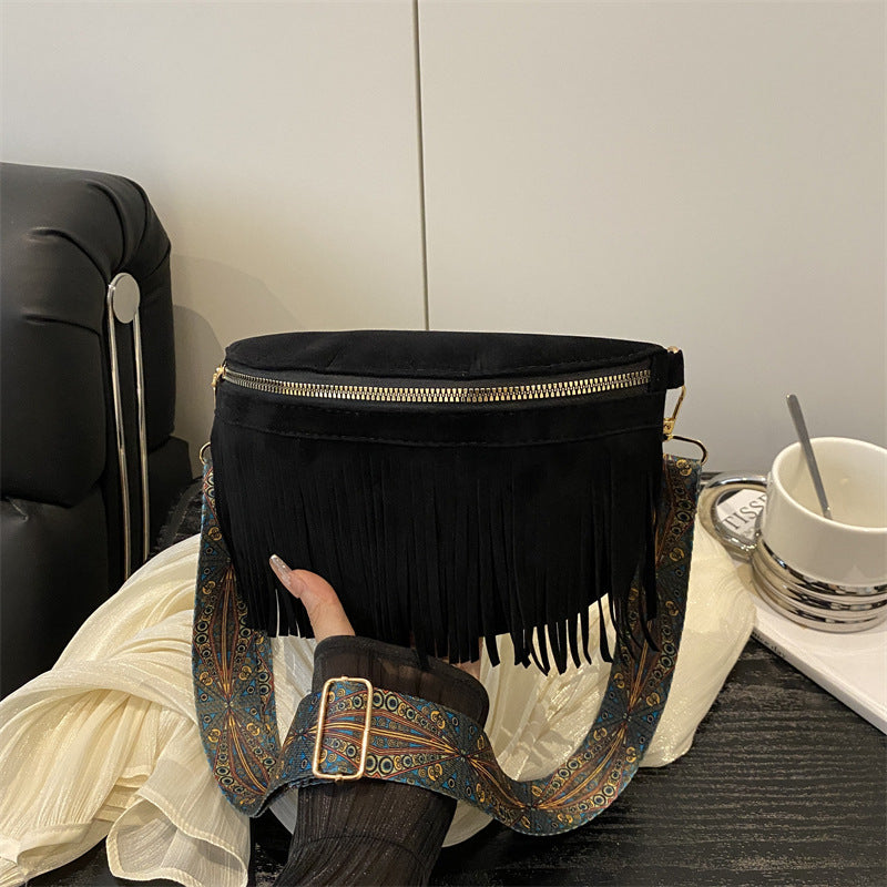 Damen Umhängetasche mit fransigen Details und dekorativem Gürtel Nord Taschen