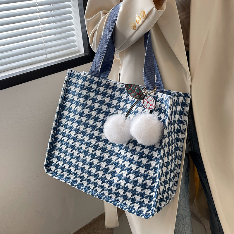 Damen Jute-Tasche mit modernem Hahnentritt-Muster und verspieltem Pompon Nord Taschen