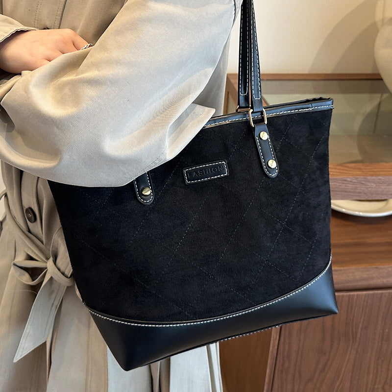 Damen elegante Handtasche mit gestepptem Design und praktischen Seitentaschen Nord Taschen