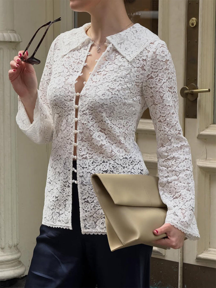 Damen Spitzenbluse mit floraler Spitze, Hemdkragen und Stoffkugel-Knopfleiste Nord Taschen