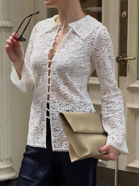 Damen Spitzenbluse mit floraler Spitze, Hemdkragen und Stoffkugel-Knopfleiste Nord Taschen