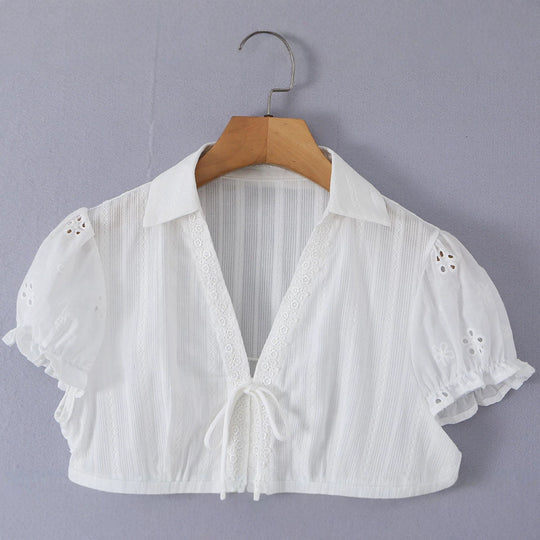 Damen Broderie-Anglaise Bluse mit Puffärmeln, Taillenbetonung und vorderer Bindung Nord Taschen