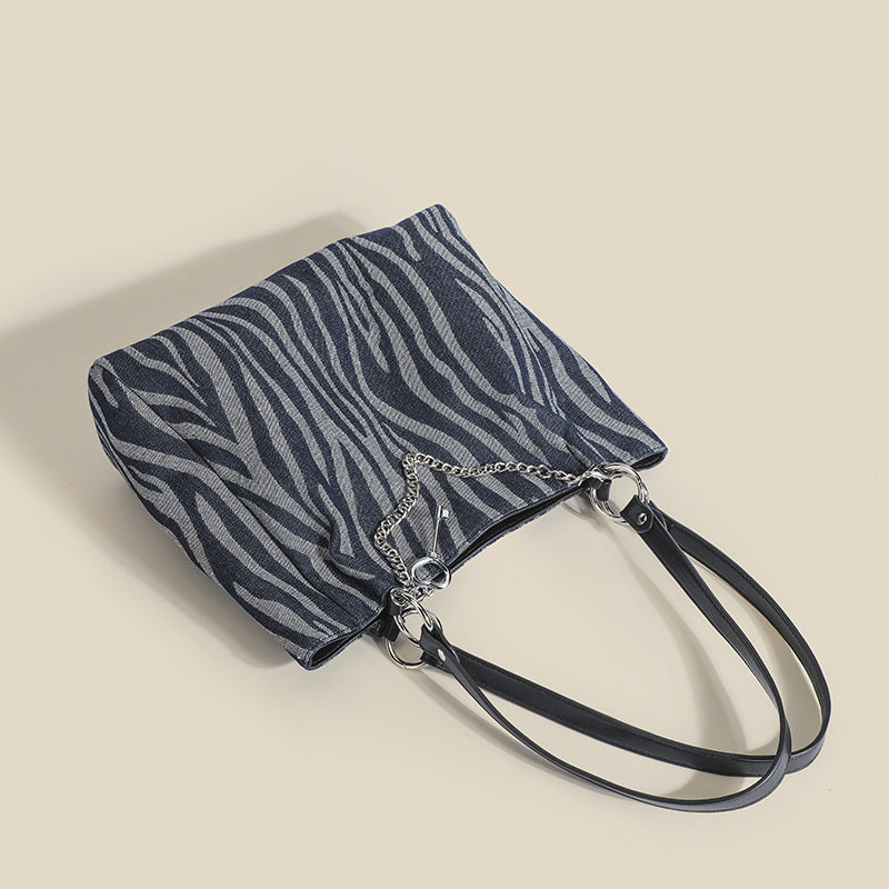 Damen Tote-Tasche mit stylischem Zebra-Muster und elegantem Kettenakzent Nord Taschen