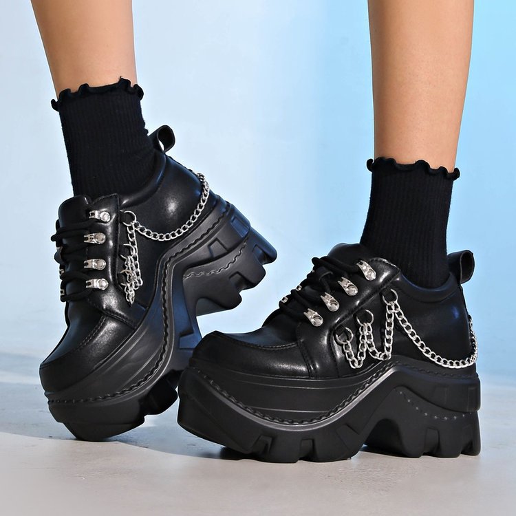 Damen Chunky Sneaker mit glanzvollen Kettenakzenten