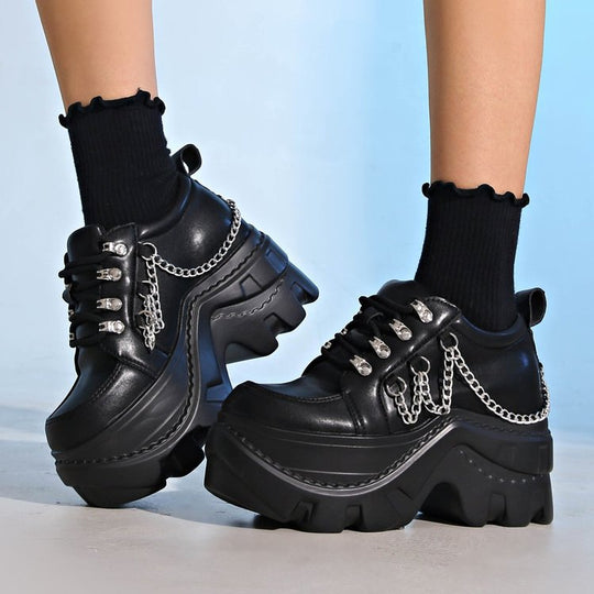 Damen Chunky Sneaker mit glanzvollen Kettenakzenten