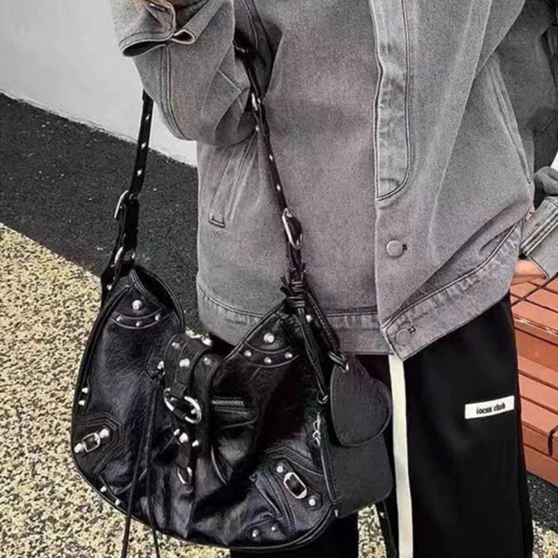 Damen Hobo-Tasche mit dekorativen Nieten und bequemen Trageoptionen Nord Taschen