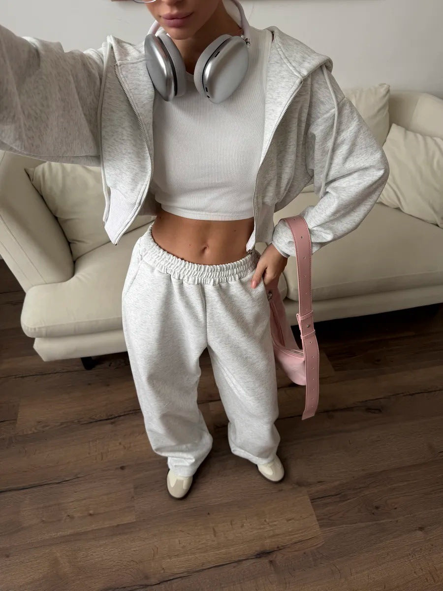 Damen gekürztes Reißverschluss-Hoodie mit Kapuze und hochgeschnittene Relax-Jogginghose mit elastischem Bund Nord Taschen