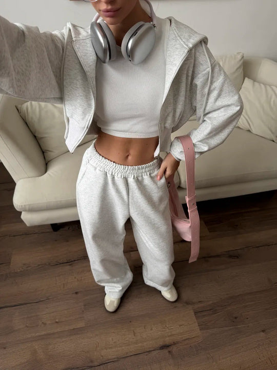 Damen gekürztes Reißverschluss-Hoodie mit Kapuze und hochgeschnittene Relax-Jogginghose mit elastischem Bund Nord Taschen