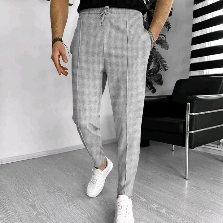 Herren nan schmal zulaufende Jogging-Chino aus strukturierter WNord Taschenqualität mit elastischem Tunnelzugbund und dekorativer Bügelfalte