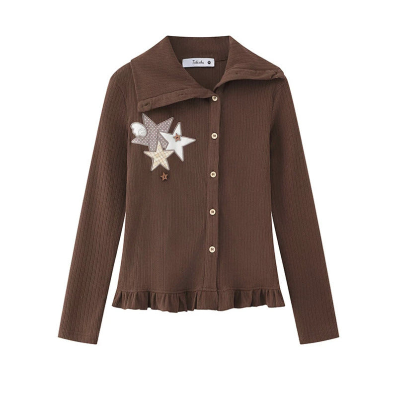 Damen Strickjacke mit Knopfleiste, großem Kragen, Rüschensaum und Stern-Applikationen Nord Taschen