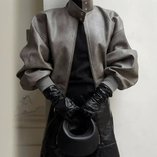 Damen Kurzer Oversize‑Lederimitat‑Bomber mit hohem Stehkragen und Druckknopfdetails Nord Taschen