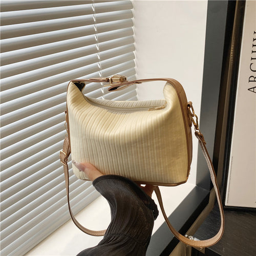 Damen Umhängetasche mit modernem Wellenstrukturobermaterial Nord Taschen
