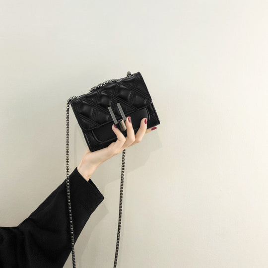 Damen Clutch mit eleganter Steppung und hochwertigem Kettenriemen Nord Taschen