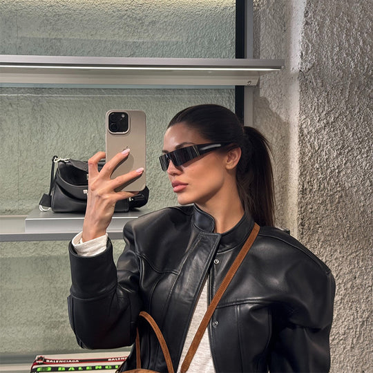 Damen Kurzjacke aus veganem Glattleder mit markanten Schulterpuffern und verdeckter Druckknopfleiste Nord Taschen