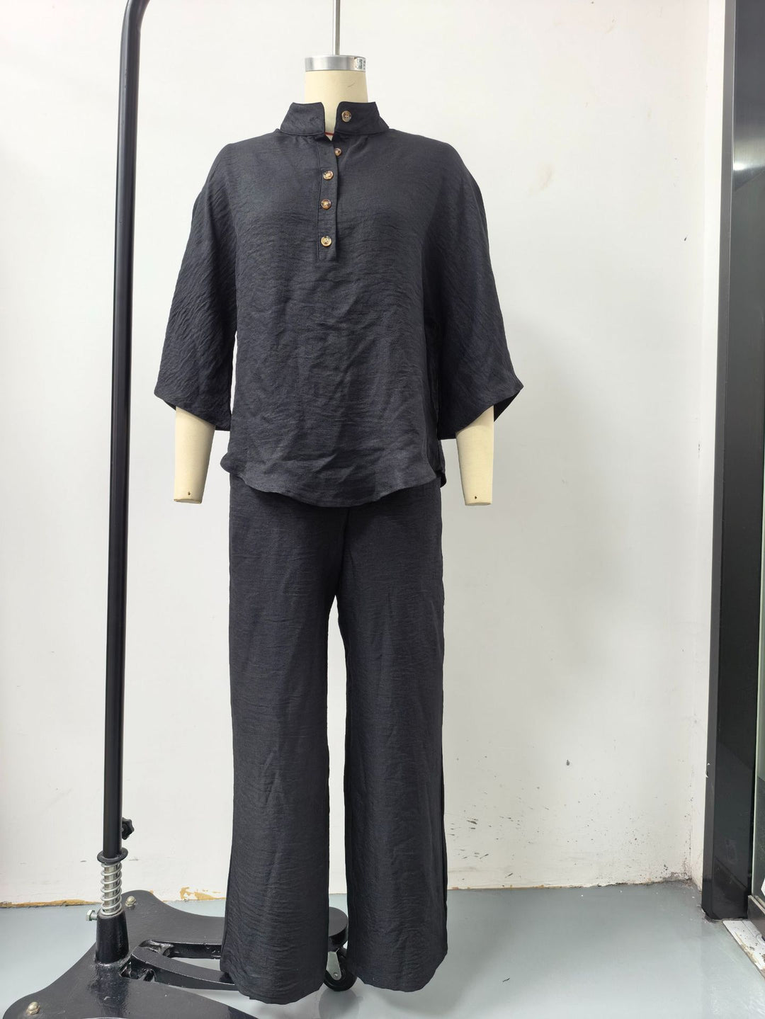 Damen Leichtes Leinen-Loungewear-Set mit Stehkragen Knopfleiste und weitem Marlene-Schnitt Nord Taschen