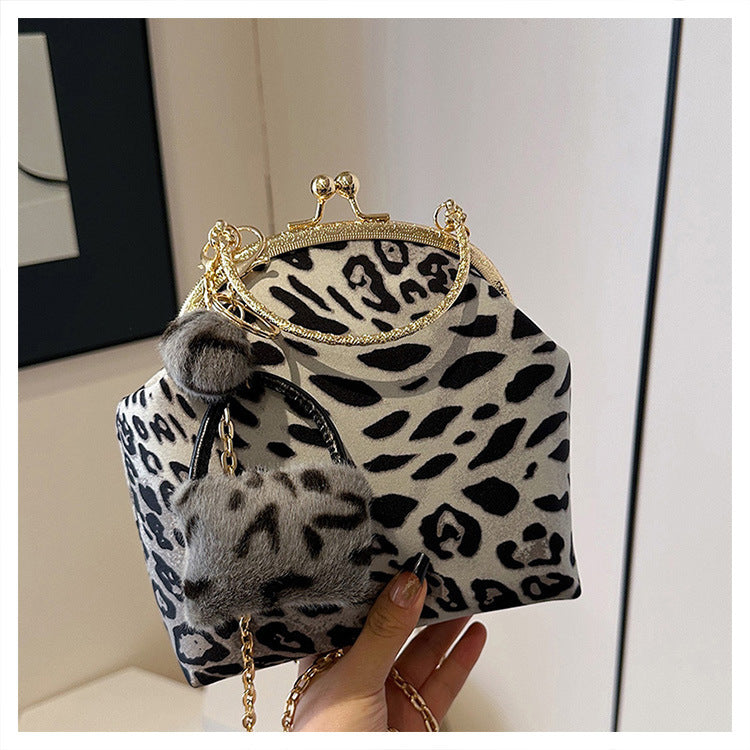 Damen Handtasche im Leopardenmuster mit goldenem Akzent Nord Taschen