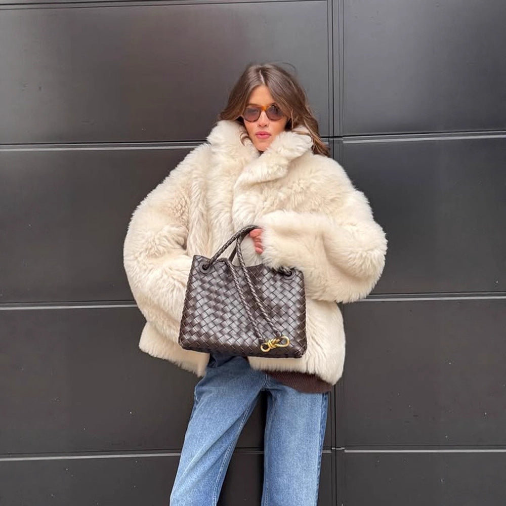 Damen Kurzmantel aus voluminösem Faux‑Fur mit gerundetem Schalkragen und kastiger Silhouette Nord Taschen