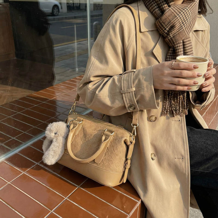 Damen Hobo-Tasche mit geflochtener Struktur und trendigem Teddy-Anhänger Nord Taschen