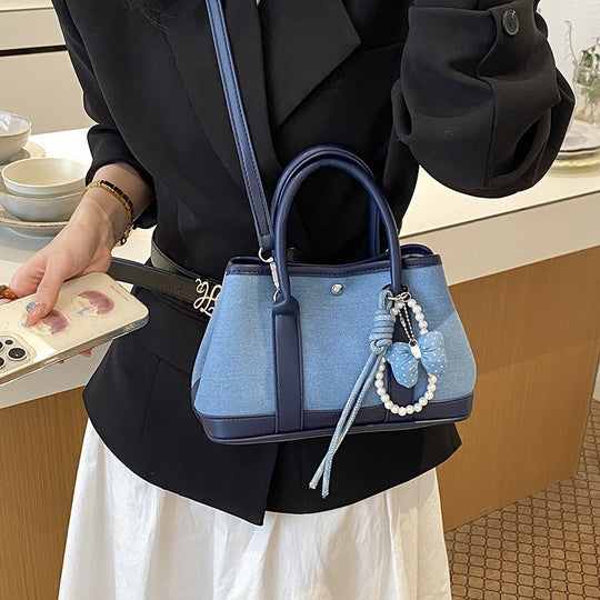 Damen Handtasche im modernen Denim-Look mit charmantem Anhänger Nord Taschen