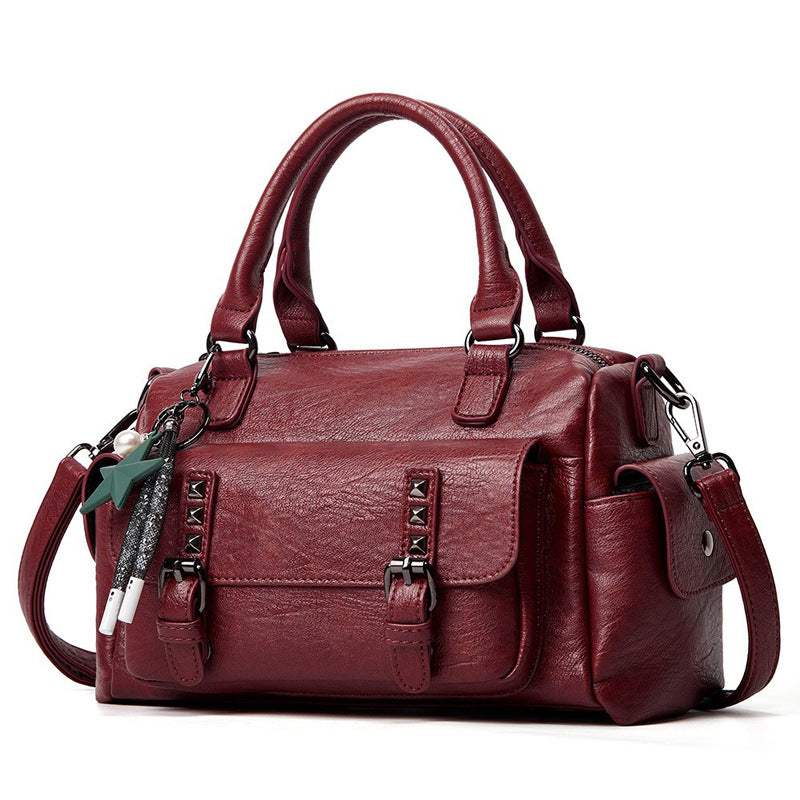 Damen Henkeltasche mit eleganten Nieten und praktischem Innenlayout Nord Taschen