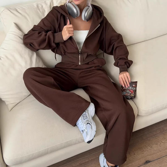 Damen gekürztes Reißverschluss-Hoodie mit Kapuze und hochgeschnittene Relax-Jogginghose mit elastischem Bund Nord Taschen