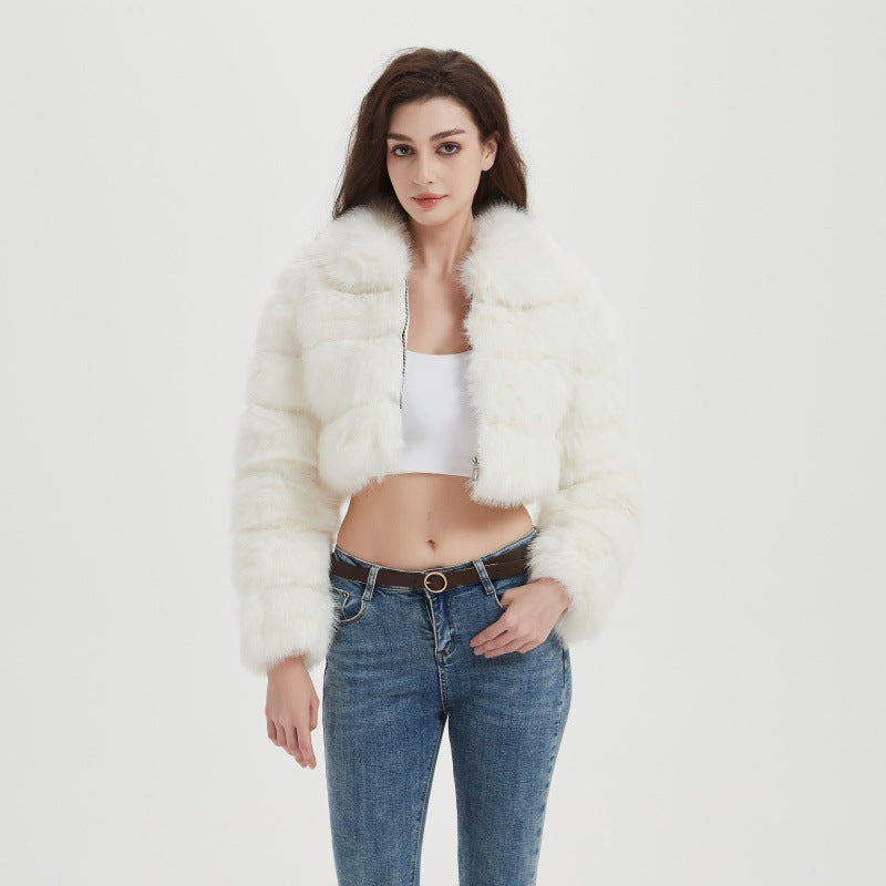 Damen Cropped Kapuzenjacke aus langfaserigem Faux‑Fur mit horizontalen Volumenbahnen Nord Taschen