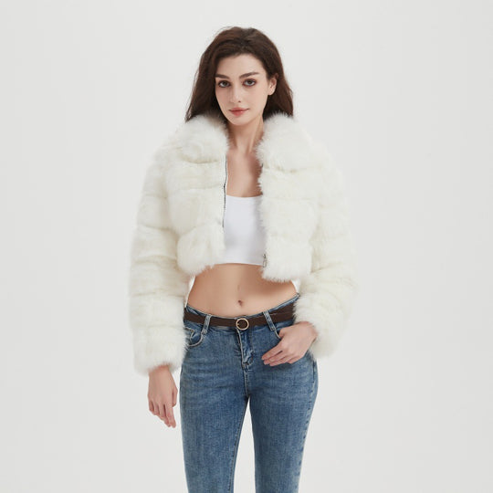 Damen Cropped Kapuzenjacke aus langfaserigem Faux‑Fur mit horizontalen Volumenbahnen Nord Taschen