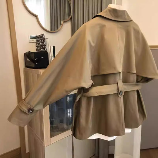 Damen Kurzgeschnittener Trenchcoat mit doppelreihiger Knopfleiste, Sturmklappe und Taillengürtel Nord Taschen