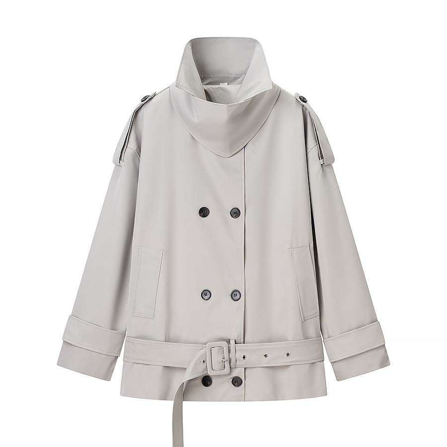 Damen Kurzjacke im Trenchstil mit hohem Stehkragen, doppelreihiger Front und Taillengürtel Nord Taschen