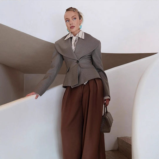 Damen Taillierter Blazer mit übergroßem Schalkragen und strukturierter Peplum‑Taille Nord Taschen