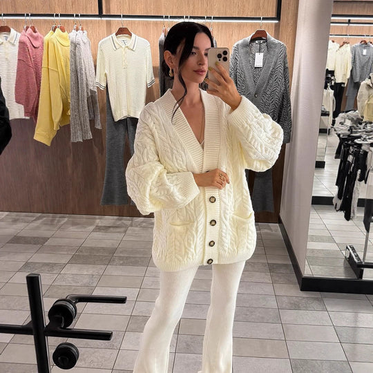 Damen Oversize Zopfmuster-Strickcardigan mit V‑Ausschnitt und aufgesetzten Taschen Nord Taschen