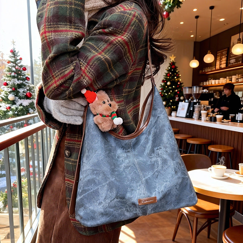 Damen Hobo-Tasche aus weichem, gewaschenem Material mit süßem Anhänger Nord Taschen