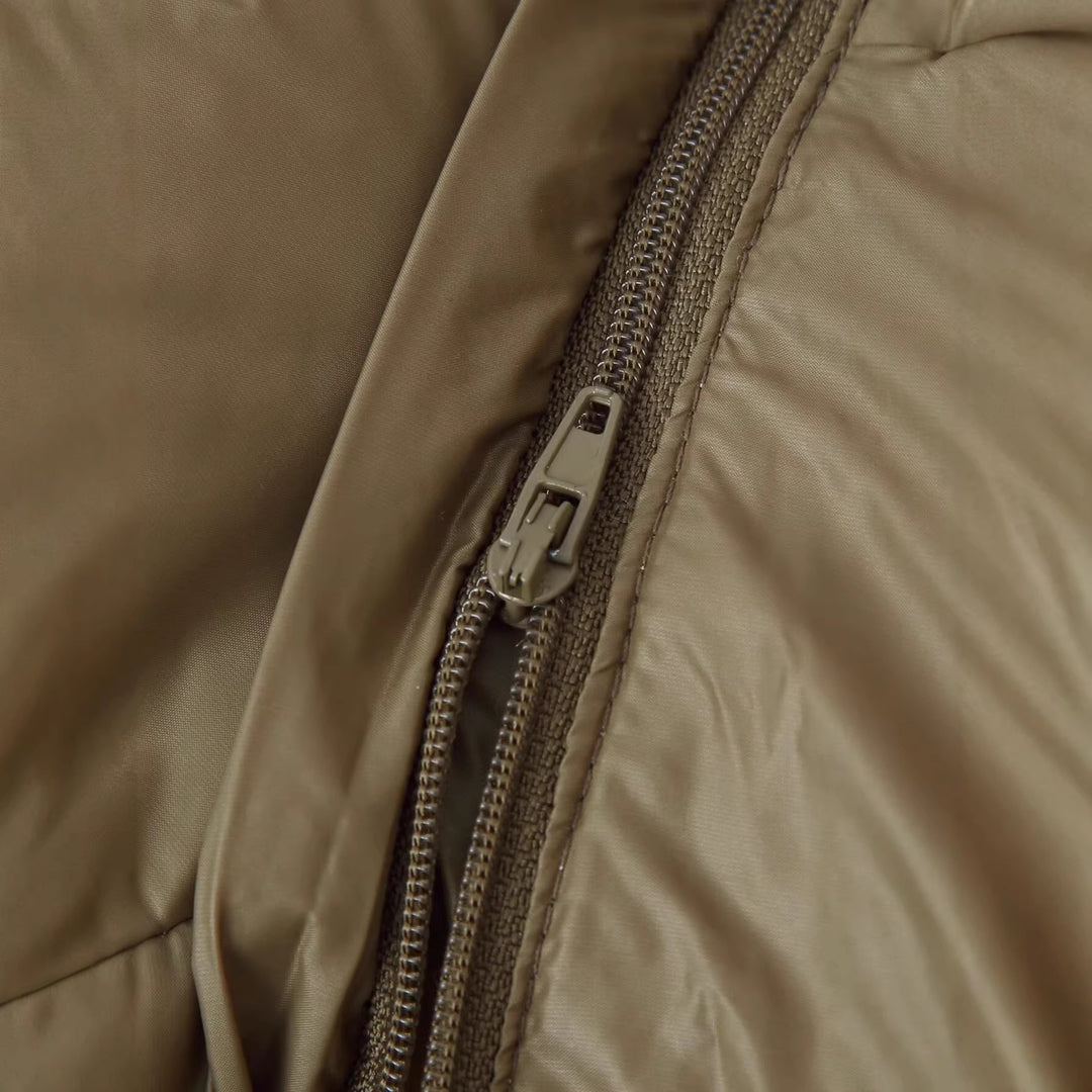 Damen Kurz geschnittene Steppjacke mit Kapuze hohem Stehkragen und aufgesetzten Klappentaschen Nord Taschen