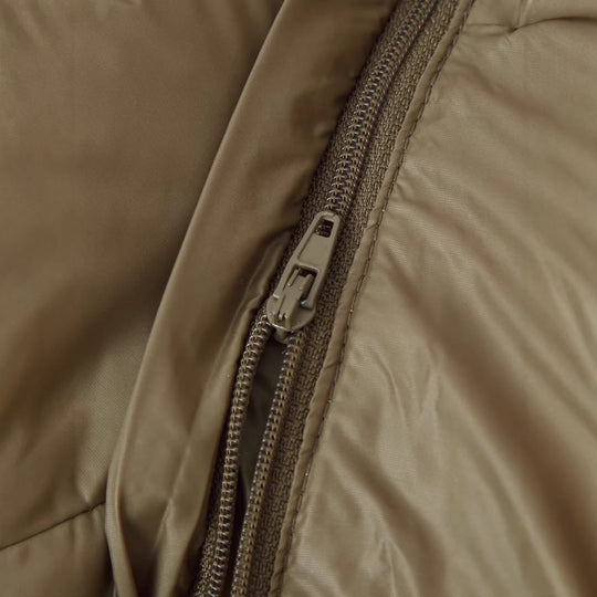 Damen Kurz geschnittene Steppjacke mit Kapuze hohem Stehkragen und aufgesetzten Klappentaschen Nord Taschen