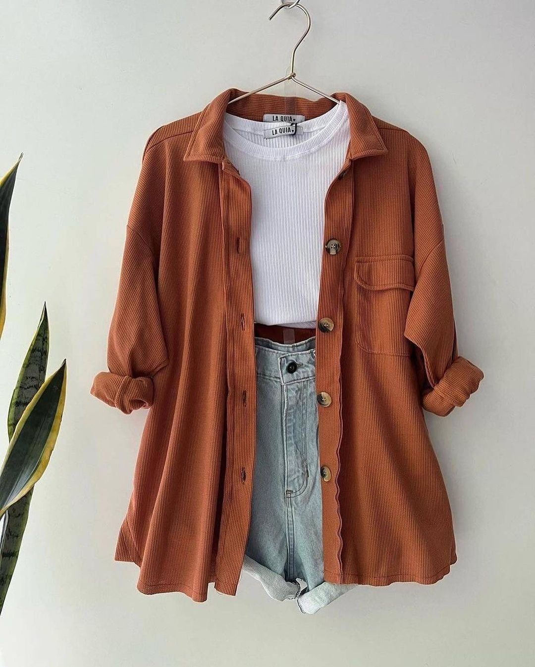 Damen Oversized Cordhemdjacke aus Breitcord mit Brusttasche und Holzknöpfen Nord Taschen