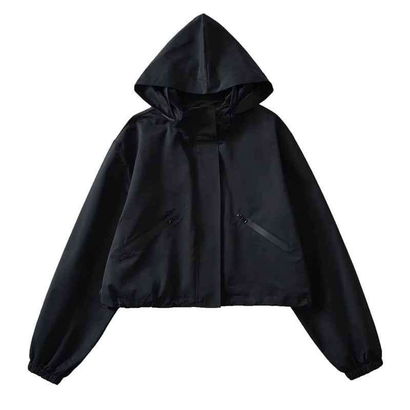 Damen Cropped Regenjacke mit Kapuze, wasserabweisender Tech‑Qualität und schrägen Reißverschlusstaschen Nord Taschen